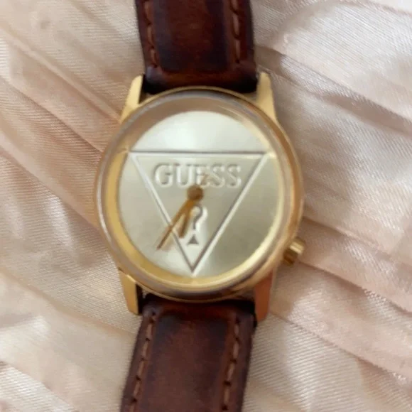 Vintage Guess watch with leather strap - Picture 2 of 12